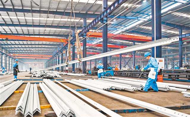 江津 鋼結構制造企業(yè)訂單飽和，生產車間一片繁忙景象
